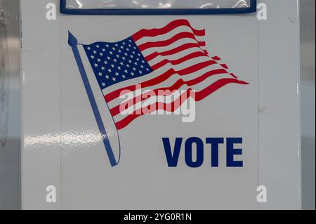 New York, Stati Uniti. 5 novembre 2024. NEW YORK, NEW YORK - 05 NOVEMBRE: Uno stand per la privacy visto il giorno delle elezioni presidenziali degli Stati Uniti al P.S./I.S. 78Q il 5 novembre 2024 nel quartiere di Long Island City, Queens, New York City. Gli elettori decideranno tra il candidato presidenziale repubblicano, l'ex presidente Donald Trump, e il candidato presidenziale democratico, il vicepresidente Kamala Harris, su chi sarà il prossimo presidente degli Stati Uniti d'America. Crediti: Ron Adar/Alamy Live News Foto Stock