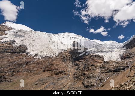 Gyantse Karola ghiacciaio in Gyantse County in Tibet è il più grande che occupa 9,4 chilometri quadrati e raggiungendo a 5,560 metri di alta. Foto Stock