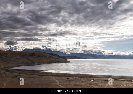 Lago Manasarovar in una giornata nuvolosa, Tibet occidentale, copia spazio per il testo Foto Stock