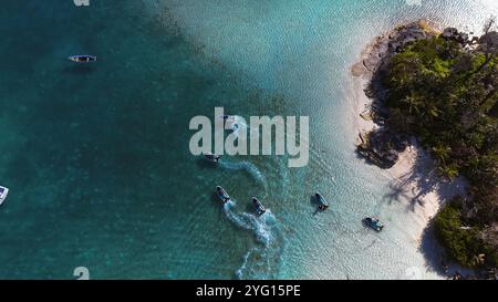 Moto d'acqua passando attraverso il bellissimo e rinomato porto di Ely Foto Stock
