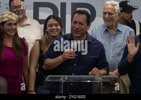 San Juan, Stati Uniti. 5 novembre 2024. Juan Dalmau, candidato a governatore del Partito dell'indipendenza e del movimento della vittoria dei cittadini, tiene un discorso dopo che la sua rivale, Jenniffer González Colón, candidata a governatore del nuovo Partito Progressista, è stato preventivamente certificato come prossimo governatore di Porto Rico a San Juan, Porto Rico, martedì 5 novembre 2024. (Carlos Berríos Polanco/Sipa USA) credito: SIPA USA/Alamy Live News Foto Stock