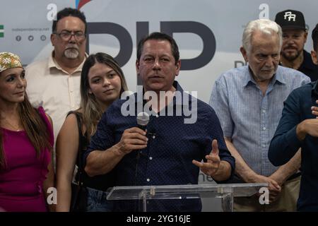 San Juan, Stati Uniti. 5 novembre 2024. Juan Dalmau, candidato a governatore del Partito dell'indipendenza e del movimento della vittoria dei cittadini, tiene un discorso dopo che la sua rivale, Jenniffer González Colón, candidata a governatore del nuovo Partito Progressista, è stato preventivamente certificato come prossimo governatore di Porto Rico a San Juan, Porto Rico, martedì 5 novembre 2024. (Carlos Berríos Polanco/Sipa USA) credito: SIPA USA/Alamy Live News Foto Stock