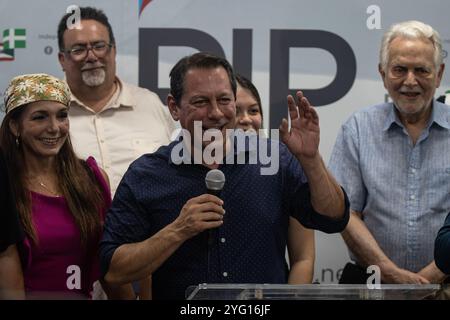 San Juan, Stati Uniti. 5 novembre 2024. Juan Dalmau, candidato a governatore del Partito dell'indipendenza e del movimento della vittoria dei cittadini, tiene un discorso dopo che la sua rivale, Jenniffer González Colón, candidata a governatore del nuovo Partito Progressista, è stato preventivamente certificato come prossimo governatore di Porto Rico a San Juan, Porto Rico, martedì 5 novembre 2024. (Carlos Berríos Polanco/Sipa USA) credito: SIPA USA/Alamy Live News Foto Stock