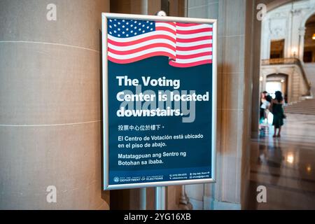 San Francisco, Stati Uniti. 5 novembre 2024. Un segno di voto a San Francisco. La segnaletica del Voting Center indirizza gli elettori al livello inferiore nel municipio di San Francisco. Credito: SOPA Images Limited/Alamy Live News Foto Stock