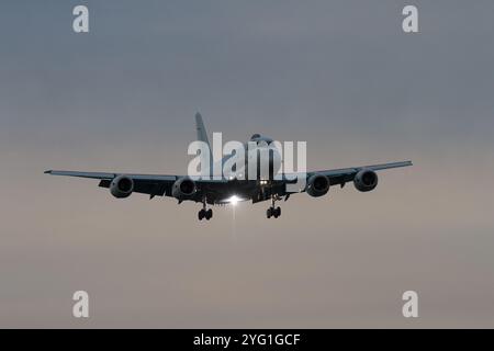 Un aereo di pattuglia marittima Kawasaki P1 con il Japanese Maritime Self Defence Force (JMSDF) Air Squadron 3 che vola vicino alla base aerea NAF Atsugi, in Giappone Foto Stock