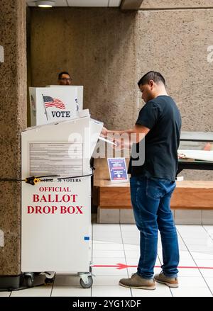 California, Stati Uniti. 5 novembre 2024. Un votante lancia il suo voto in una stazione elettorale per le elezioni presidenziali statunitensi del 2024 a Santa Clara, California, negli Stati Uniti, il 5 novembre 2024. Crediti: Dong Xudong/Xinhua/Alamy Live News Foto Stock