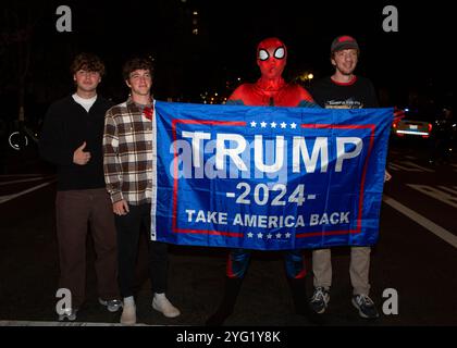 Washington, Stati Uniti. 5 novembre 2024. Un sostenitore del candidato presidenziale repubblicano Donald Trump che indossa il costume di Spider-Man con uno striscione Trump 2024 Take America Back è scritto su di esso si trova su una strada vicino alla Casa Bianca a Washington DC il 5 novembre 2024. (Foto di Probal Rashid/Sipa USA) credito: SIPA USA/Alamy Live News Foto Stock