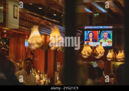 Washington, Stati Uniti d'America. 5 novembre 2024. I bar del centro di D.C. hanno giocato i risultati elettorali sulla loro TV in Election Night - martedì 5 novembre 2024. (Foto di Zach Brien/Sipa USA) credito: SIPA USA/Alamy Live News Foto Stock