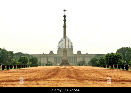 Colonna di Jaipur nel cortile con Rashtrapati Bhavan, la residenza ufficiale del Presidente dell'India, è sullo sfondo a nuova Delhi, Delhi, India. Foto Stock