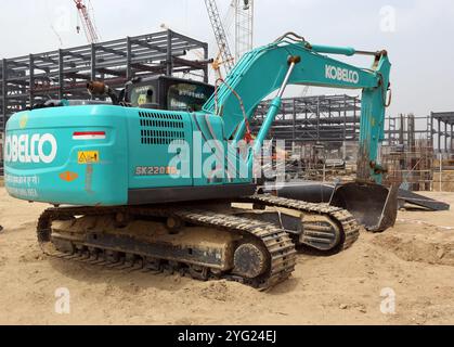 Macchina elettrica dell'escavatore Kobelco in funzione Foto Stock