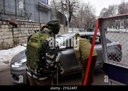 Srinagar, Kashmir. 25 gennaio 2021. Le forze di polizia indiane e le truppe paramilitari applicano restrizioni e una stretta sicurezza a Srinagar, nel Kashmir amministrato dall'India, alla vigilia del giorno della Repubblica dell'India. Le strade sono state chiuse e i punti di controllo sono stati istituiti come parte di misure rafforzate per garantire un passaggio agevole delle celebrazioni della Festa della Repubblica nella valle del Kashmir. La giornata della Repubblica indiana segna la prima volta che la costituzione indiana è entrata in vigore il 26 gennaio 1950, con il paese che si trasforma in una repubblica indipendente Foto Stock