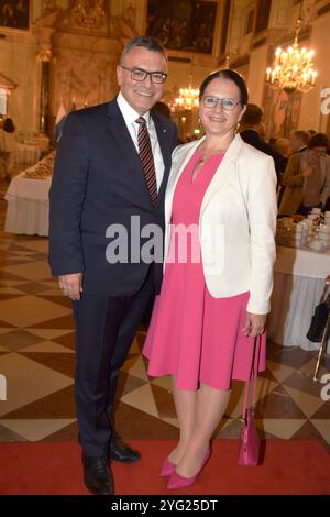 Dr. Florian Renate Herrmann, Leiter der Staatskanzlei und Staatsminister fuer Bundesangelegenheiten und Medien Muenchen 05.11.2024 Residenz Kaisersaal Silbertee Benefiz Deutsch Amerikanischer Frauenclub Muenchen Muenchen *** Dr. Florian Renate Herrmann, capo della Cancelleria di Stato e ministro di Stato per gli affari federali e i media Monaco 05 11 2024 Residence Kaisersaal Silver Club Benefit tedesco Monaco di Baviera Foto Stock