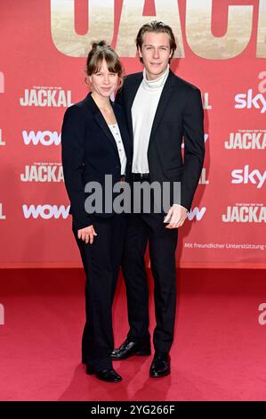 Anna Bachmann e Richard Kreutz bei der Premiere der Sky serie originale "il giorno dello sciacallo" in Zoo Palast. Berlino, 05.11.2024 Foto Stock