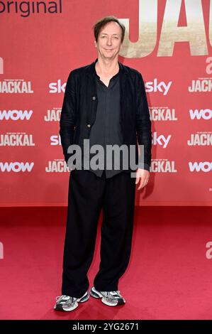Volker Bertelmann bei der Premiere der Sky serie originale "il giorno dello sciacallo" in Zoo Palast. Berlino, 05.11.2024 Foto Stock