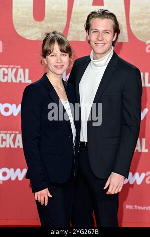 Anna Bachmann e Richard Kreutz bei der Premiere der Sky serie originale "il giorno dello sciacallo" in Zoo Palast. Berlino, 05.11.2024 Foto Stock