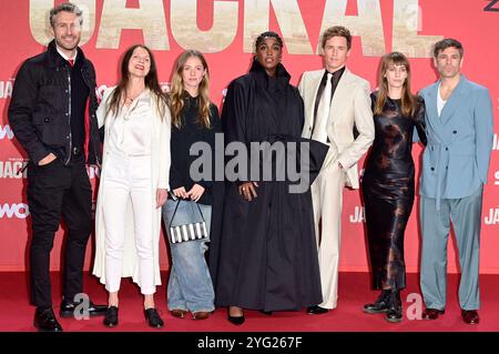 Jan-Martin Müller, Wiebke Frost, Paula Kroh, Lashana Lynch, Eddie Redmayne, Lisa Hofer und Nikolaus Barton bei der Premiere der Sky serie originale "il giorno dello sciacallo" in Zoo Palast. Berlino, 05.11.2024 Foto Stock