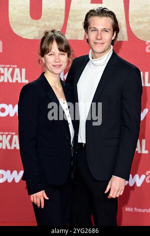 Anna Bachmann e Richard Kreutz bei der Premiere der Sky serie originale "il giorno dello sciacallo" in Zoo Palast. Berlino, 05.11.2024 Foto Stock