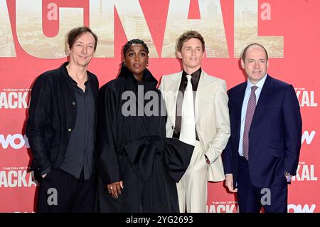 Volker Bertelmann, Lashana Lynch, Eddie Redmayne e Gareth Neame bei der Premiere der Sky serie originale "il giorno dello sciacallo" im Zoo Palast. Berlino, 05.11.2024 Foto Stock
