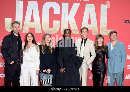 Jan-Martin Müller, Wiebke Frost, Paula Kroh, Lashana Lynch, Eddie Redmayne, Lisa Hofer und Nikolaus Barton bei der Premiere der Sky serie originale "il giorno dello sciacallo" in Zoo Palast. Berlino, 05.11.2024 Foto Stock