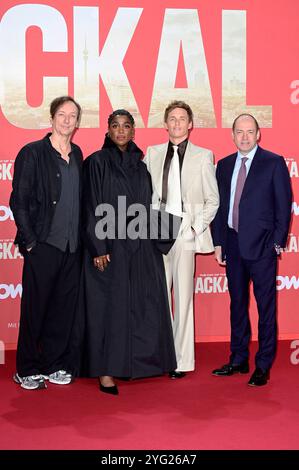 Volker Bertelmann, Lashana Lynch, Eddie Redmayne e Gareth Neame bei der Premiere der Sky serie originale "il giorno dello sciacallo" im Zoo Palast. Berlino, 05.11.2024 Foto Stock