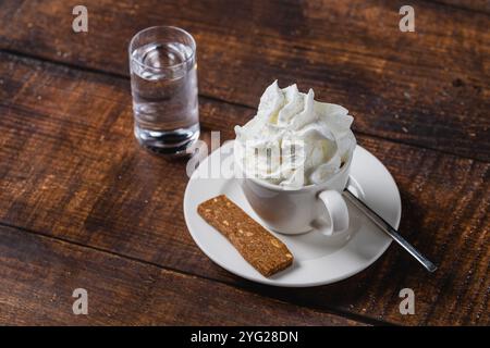 Caffè moka o moka bianco in porcellana bianca su un tavolo di legno Foto Stock