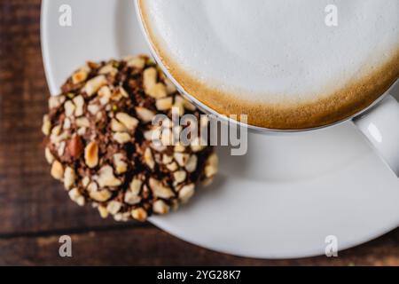 Caffè cappuccino in porcellana bianca su un tavolo di legno Foto Stock