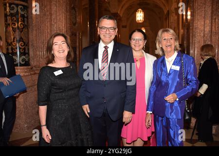 Andrea Hellmann Praesidentin Deutsch Amerikanischer Frauenclub Muenchen Dr. Florian Renate Herrmann, Leiter der Staatskanzlei und Staatsminister fuer Bundesangelegenheiten und Medien Susanne Ahrens Organisatorin Muenchen 05.11.2024 Residenz Kaisersaal Silbertee Benefiz Deutsch Amerikanischer Frauenclub 2024 Foto Stock