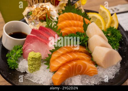 Questa accattivante immagine mostra un piatto vibrante di sashimi freschi, con salmone, tonno e coda gialla. Foto Stock