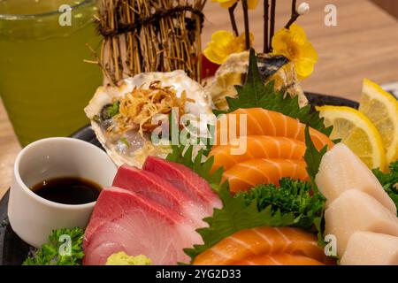 Questa accattivante immagine mostra un piatto vibrante di sashimi freschi, con salmone, tonno e coda gialla. Foto Stock