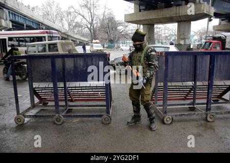 Srinagar, Kashmir. 25 gennaio 2021. Le forze di polizia indiane e le truppe paramilitari applicano restrizioni e una stretta sicurezza a Srinagar, nel Kashmir amministrato dall'India, alla vigilia del giorno della Repubblica dell'India. Le strade sono state chiuse e i punti di controllo sono stati istituiti come parte di misure rafforzate per garantire un passaggio agevole delle celebrazioni della Festa della Repubblica nella valle del Kashmir. La giornata della Repubblica indiana segna la prima volta che la costituzione indiana è entrata in vigore il 26 gennaio 1950, con il paese che si trasforma in una repubblica indipendente Foto Stock