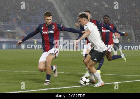 Stefan Posch del Bologna FC compete per il pallone con Aleksandr Golovin dell'AS Monaco durante Bologna BFC vs AS Monaco, 4Â° round della Chanpions League 2024-25, partita allo stadio Renato Dall'Ara di Bologna (BO), il 5 novembre 2024. Foto Stock