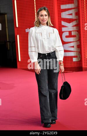 Sina Tkotsch bei der Premiere der Sky serie originale "il giorno dello sciacallo" in Zoo Palast. Berlino, 05.11.2024 Foto Stock