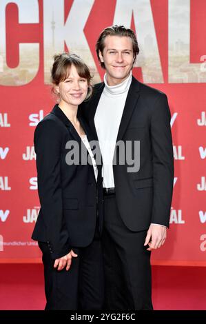 Anna Bachmann e Richard Kreutz bei der Premiere der Sky serie originale "il giorno dello sciacallo" in Zoo Palast. Berlino, 05.11.2024 Foto Stock