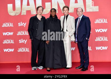Volker Bertelmann, Lashana Lynch, Eddie Redmayne e Gareth Neame bei der Premiere der Sky serie originale "il giorno dello sciacallo" im Zoo Palast. Berlino, 05.11.2024 Foto Stock