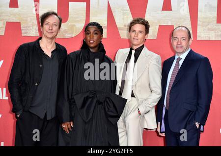 Volker Bertelmann, Lashana Lynch, Eddie Redmayne e Gareth Neame bei der Premiere der Sky serie originale "il giorno dello sciacallo" im Zoo Palast. Berlino, 05.11.2024 Foto Stock
