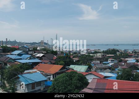 Foto della raffineria della città di Balikpapan vista da lontano durante il giorno, Balikpapan, 4 novembre 2024, Kalimantan orientale, Indonesia Foto Stock