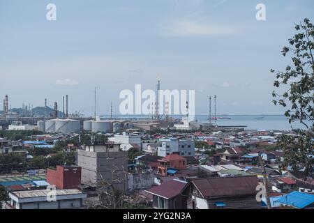 Foto della raffineria della città di Balikpapan vista da lontano durante il giorno, Balikpapan, 4 novembre 2024, Kalimantan orientale, Indonesia Foto Stock