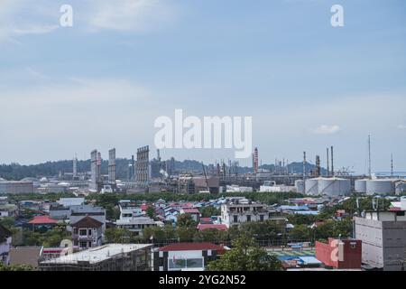 Foto della raffineria della città di Balikpapan vista da lontano durante il giorno, Balikpapan, 4 novembre 2024, Kalimantan orientale, Indonesia Foto Stock