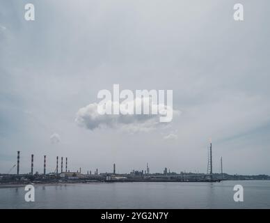 Foto della raffineria della città di Balikpapan vista da lontano durante il giorno, Balikpapan, 4 novembre 2024, Kalimantan orientale, Indonesia Foto Stock