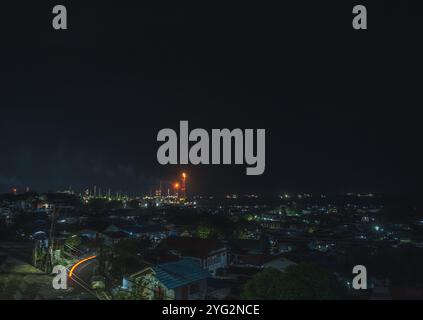 Foto della raffineria della città di Balikpapan vista da lontano di notte, Balikpapan, 4 novembre 2024, Kalimantan orientale, Indonesia Foto Stock