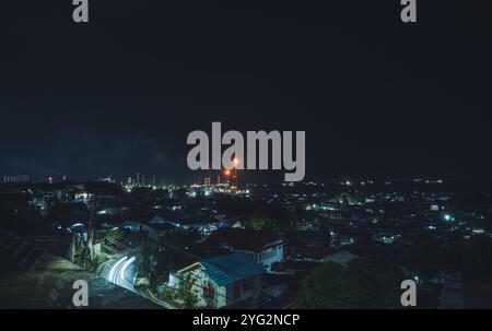 Foto della raffineria della città di Balikpapan vista da lontano di notte, Balikpapan, 4 novembre 2024, Kalimantan orientale, Indonesia Foto Stock