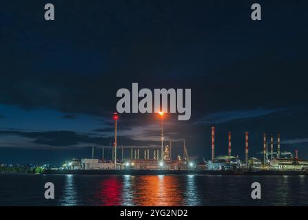 Foto della raffineria della città di Balikpapan vista da lontano di notte, Balikpapan, 4 novembre 2024, Kalimantan orientale, Indonesia Foto Stock