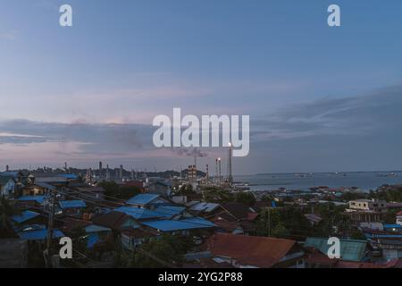 Foto della raffineria della città di Balikpapan vista da lontano durante l'ora blu del mattino prima dell'alba, Balikpapan, Kalimantan orientale, Indonesia Foto Stock