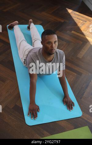 Uomo con sindrome di Down che pratica yoga Foto Stock