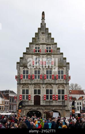 Gouda, The Nehterlands - 20 aprile 2023: Il vecchio municipio di Gouda in piazza Markt. Era una delle più antiche sale gotiche dei Paesi Bassi. Foto Stock