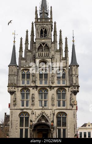 Gouda, Paesi Bassi - il vecchio municipio di Gouda in piazza Markt. Era una delle più antiche sale gotiche dei Paesi Bassi. Foto Stock