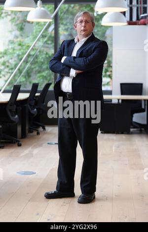 Imprenditore maturo in piedi in ufficio Foto Stock