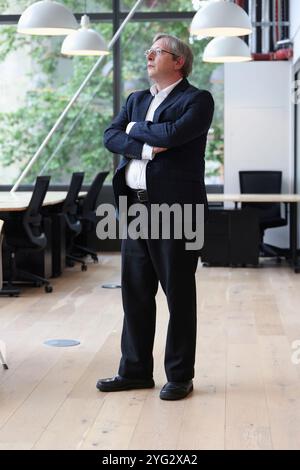 Imprenditore maturo in piedi in ufficio Foto Stock