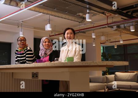 Tre donne che lavorano in ufficio Foto Stock
