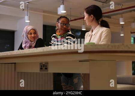 Tre donne che lavorano in ufficio Foto Stock